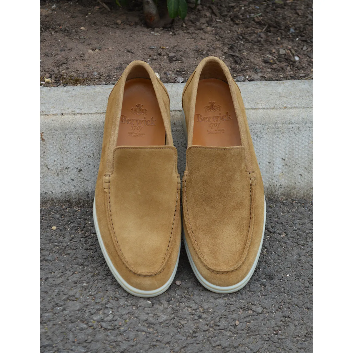 Berwick 1707 Flex Walk Loafer (5365) - Kudu Reverse Suede In Peanut